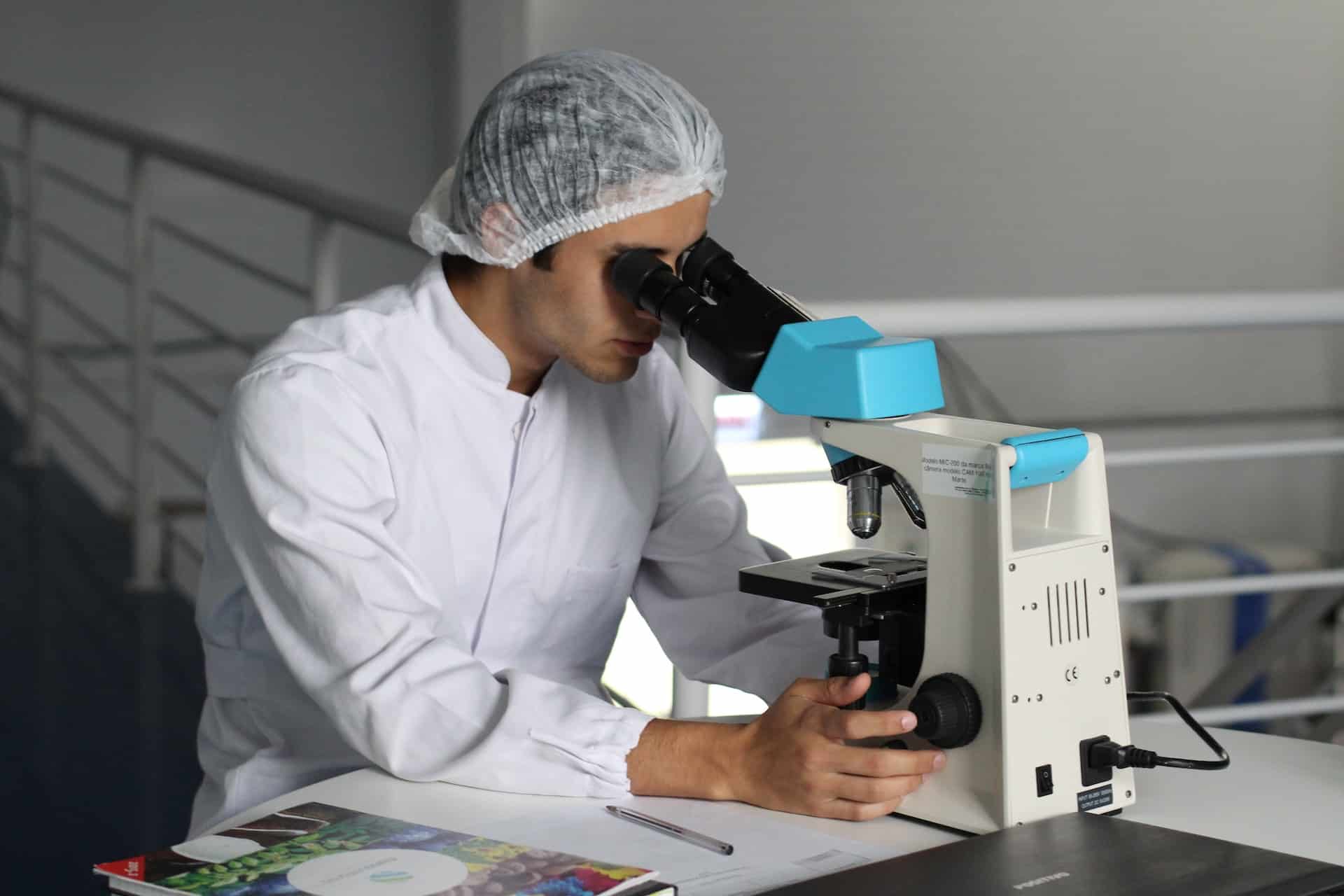 Anatomie d&rsquo;un microscope optique