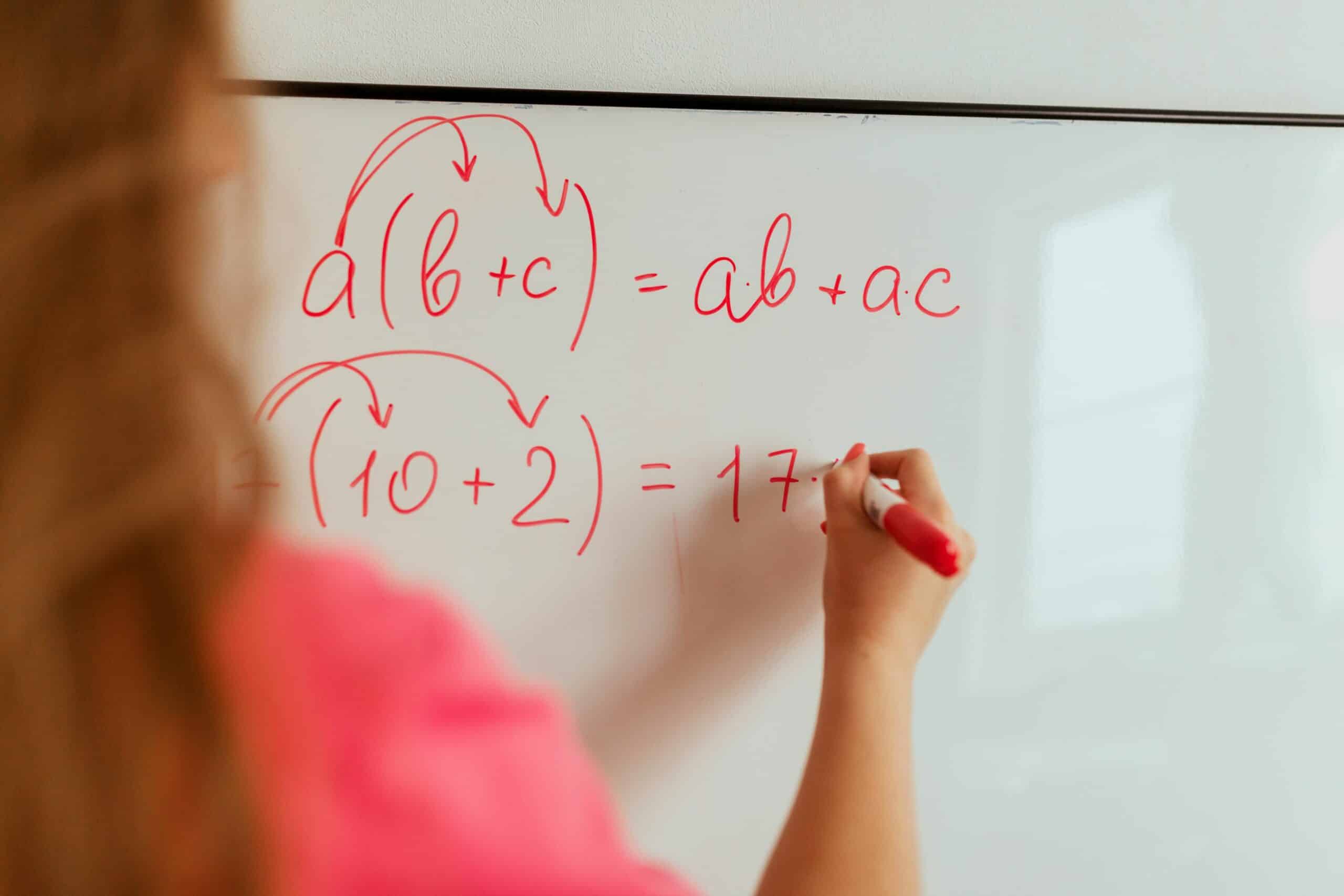 Manipulation d&rsquo;expressions algébriques : développement par la méthode de distributivité simple